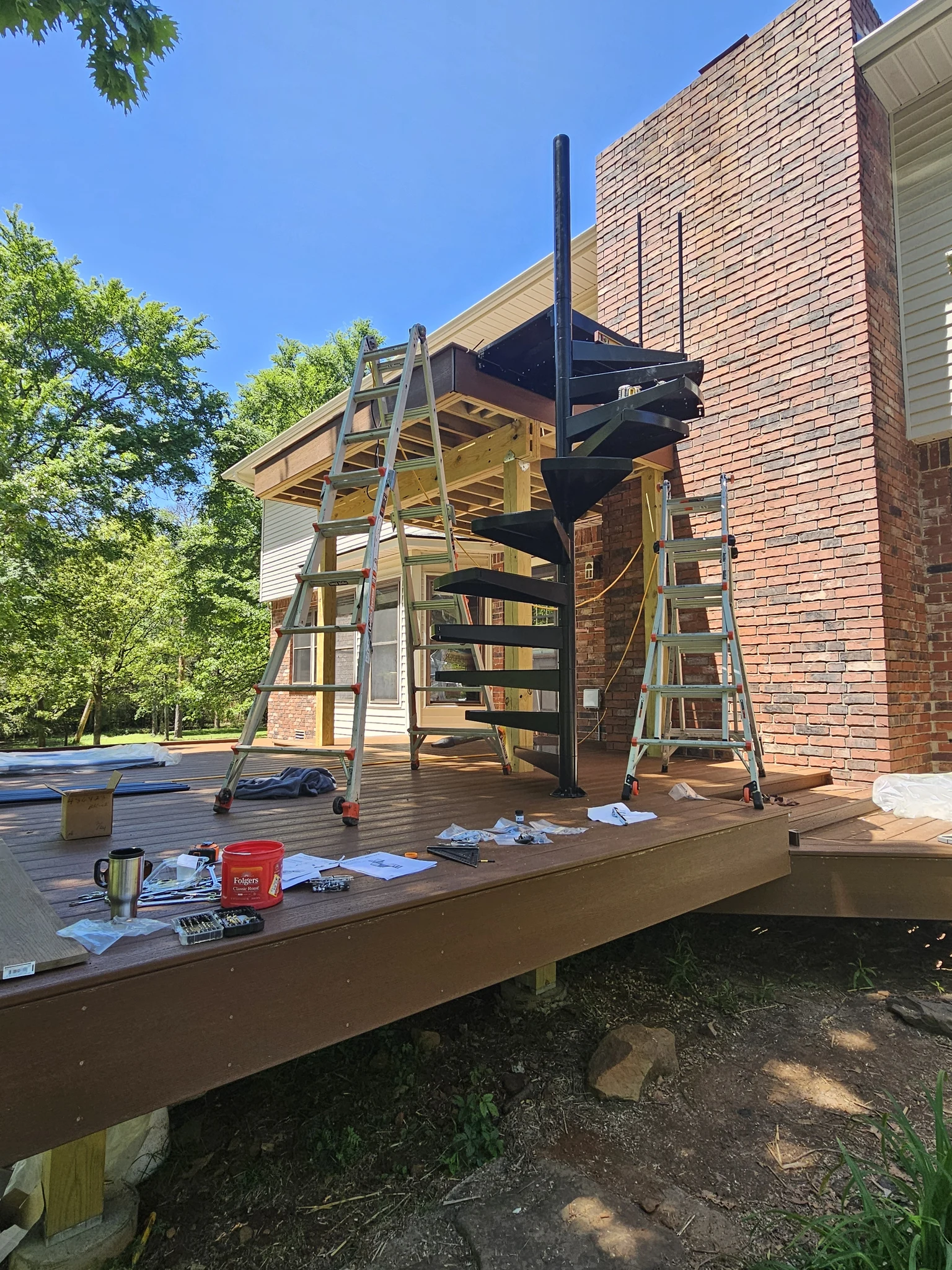 The tread column reaching full height against the brick wall to the upper deck.